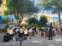 부설드림오케스트라 등굣길 연주회_느티나무길에 …